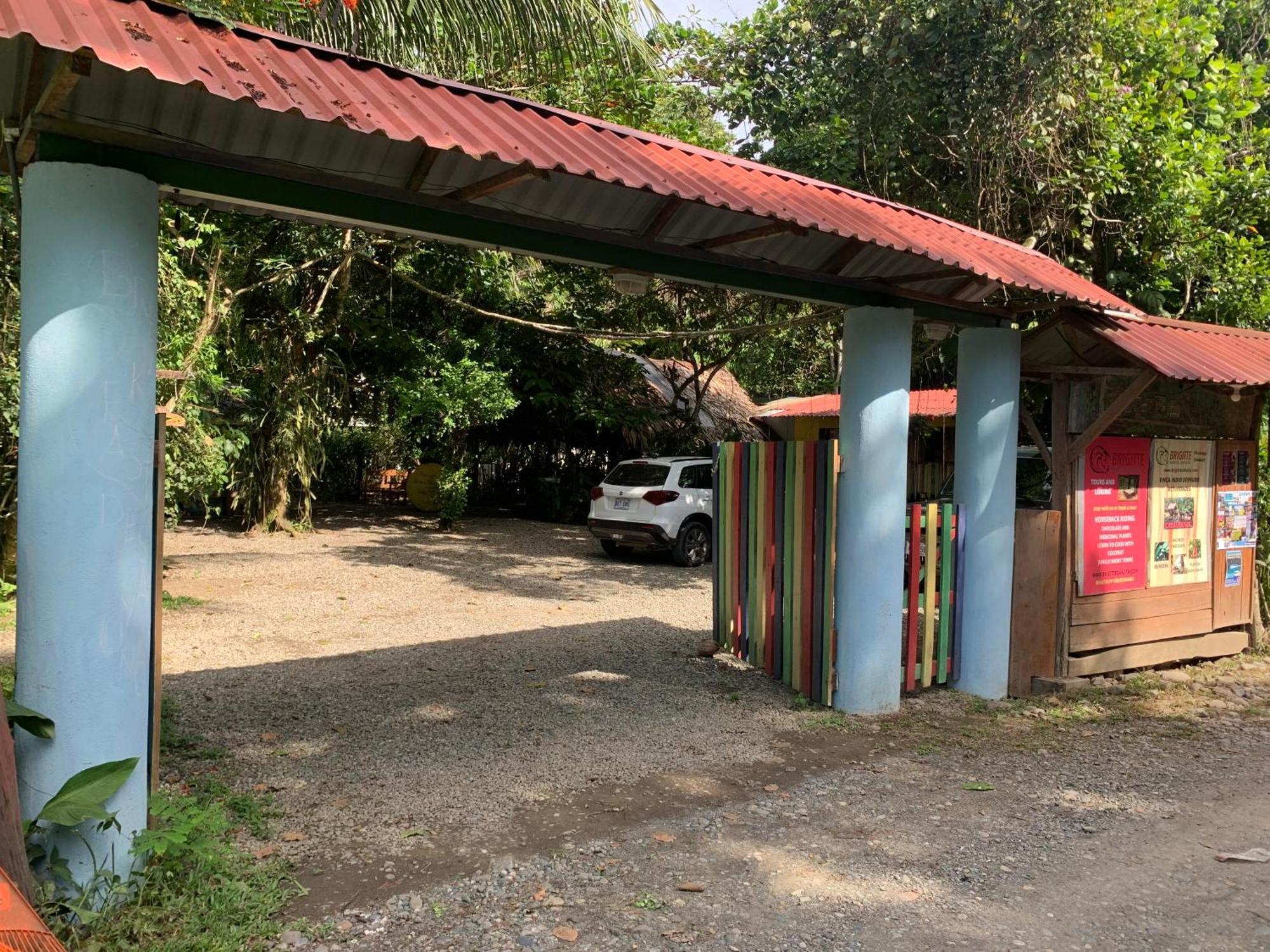 Brigitte'S Ranch Hotel Cahuita Exterior photo