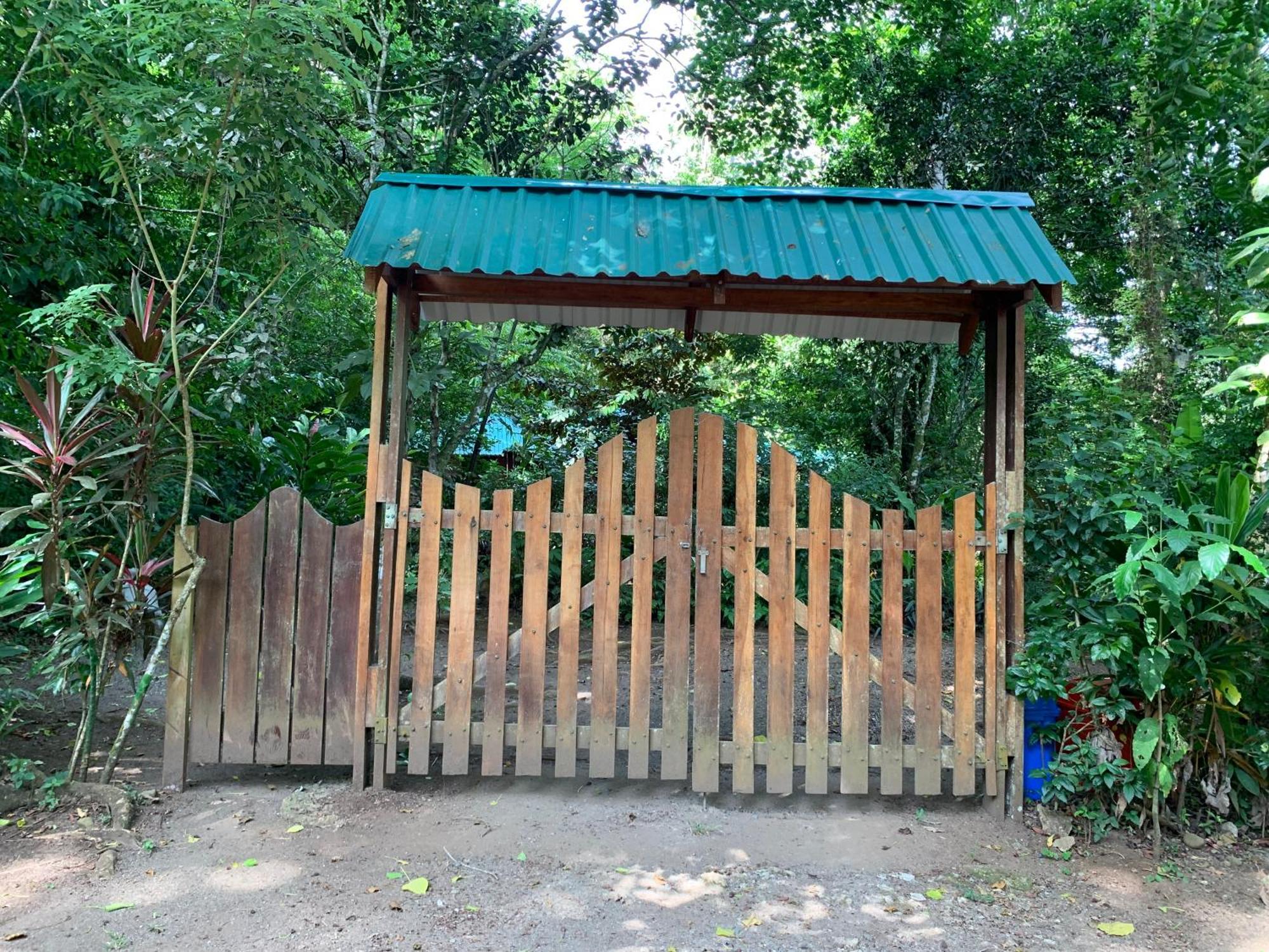 Brigitte'S Ranch Hotel Cahuita Exterior photo